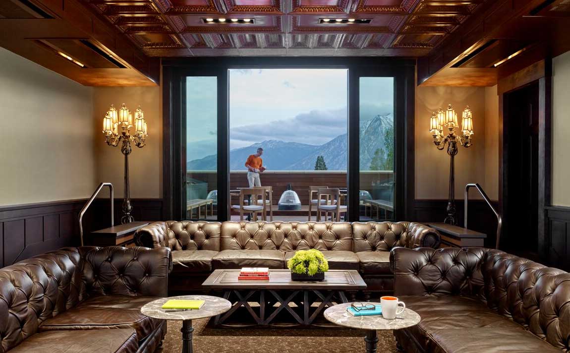 Large opening doors to combine indoor and outdoor space